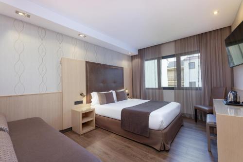 Habitación Familiar Estándar del hotel Pedro I de Aragon. Foto 5