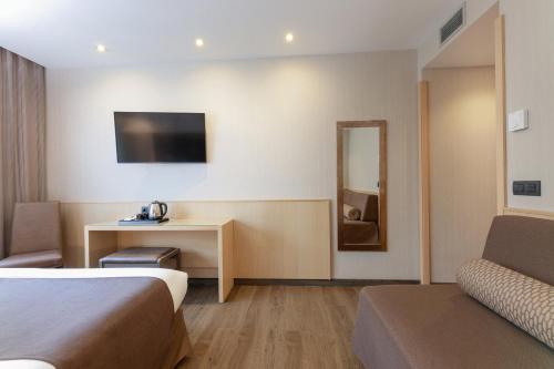Habitación Familiar Estándar del hotel Pedro I de Aragon. Foto 10