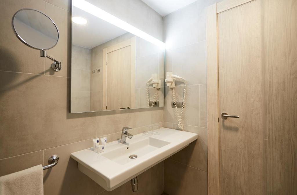 Habitación doble Superior Premium del hotel Invisa Hotel Club Cala Blanca. Foto 1