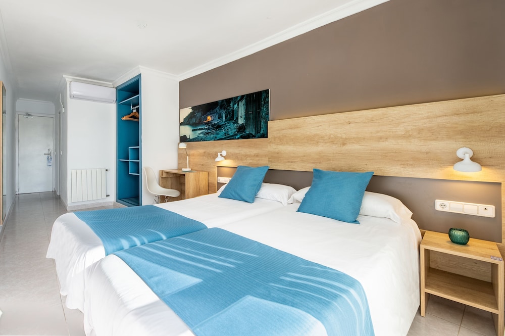 Habitación con 2 camas individuales, vistas al mar del hotel Vibra Maritimo. Foto 1