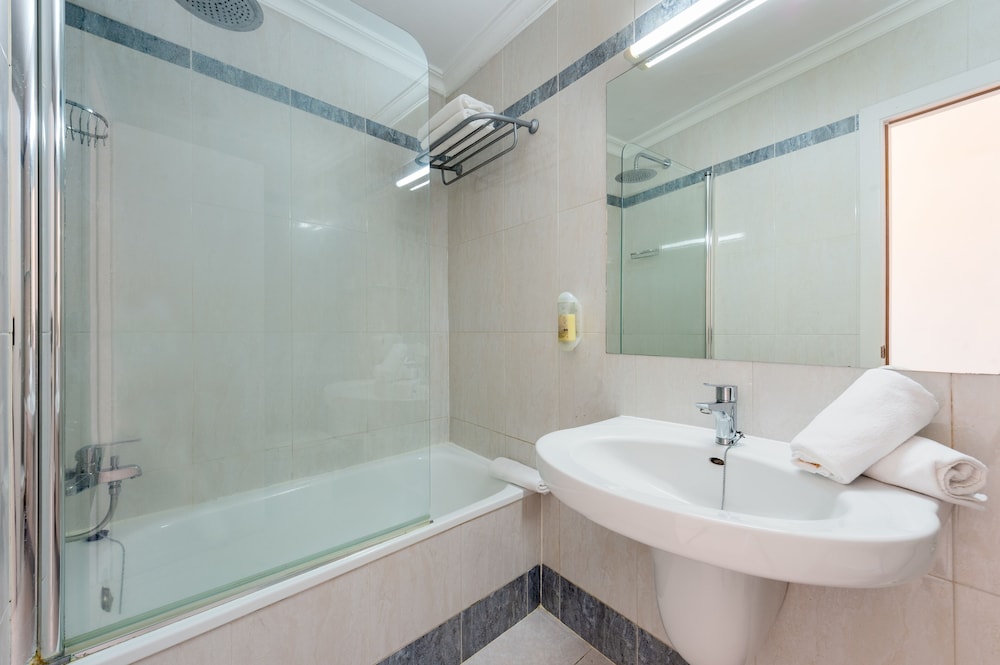 Habitación con 2 camas individuales, vistas al mar del hotel Vibra Maritimo. Foto 4
