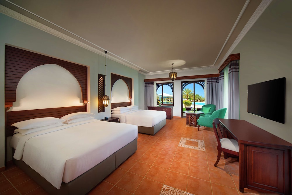 Habitación Familiar con vistas a la piscina del hotel Rixos Al Mairid Ras Al Khaimah