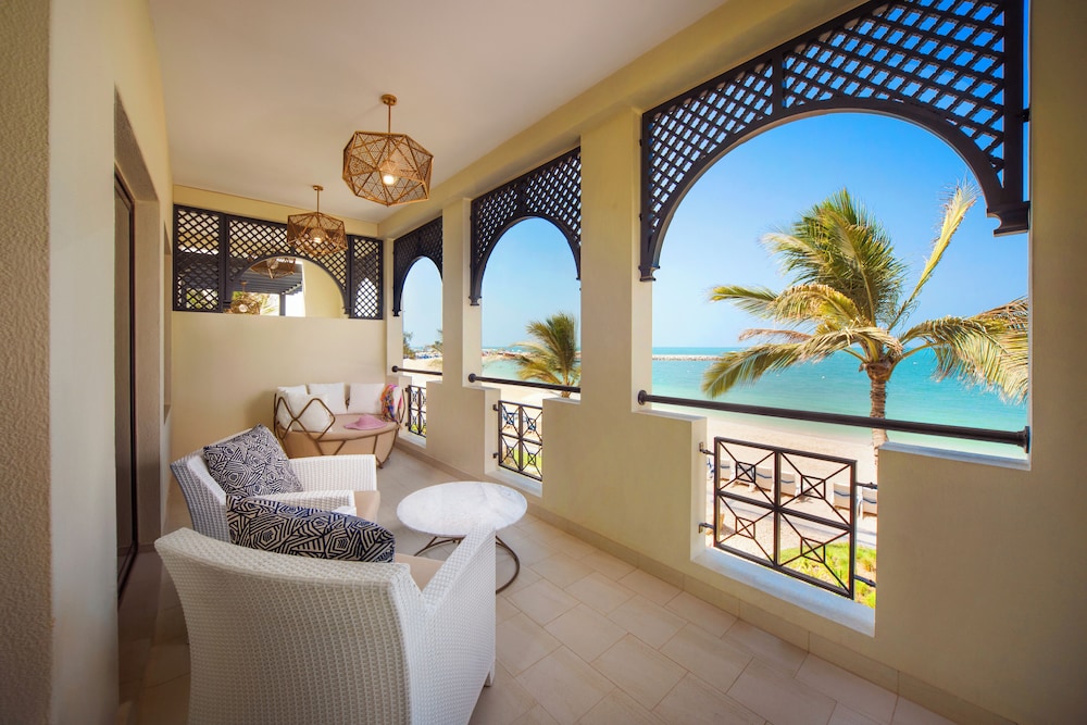Suite Premium de un dormitorio frente a la playa del hotel Rixos Al Mairid Ras Al Khaimah. Foto 3