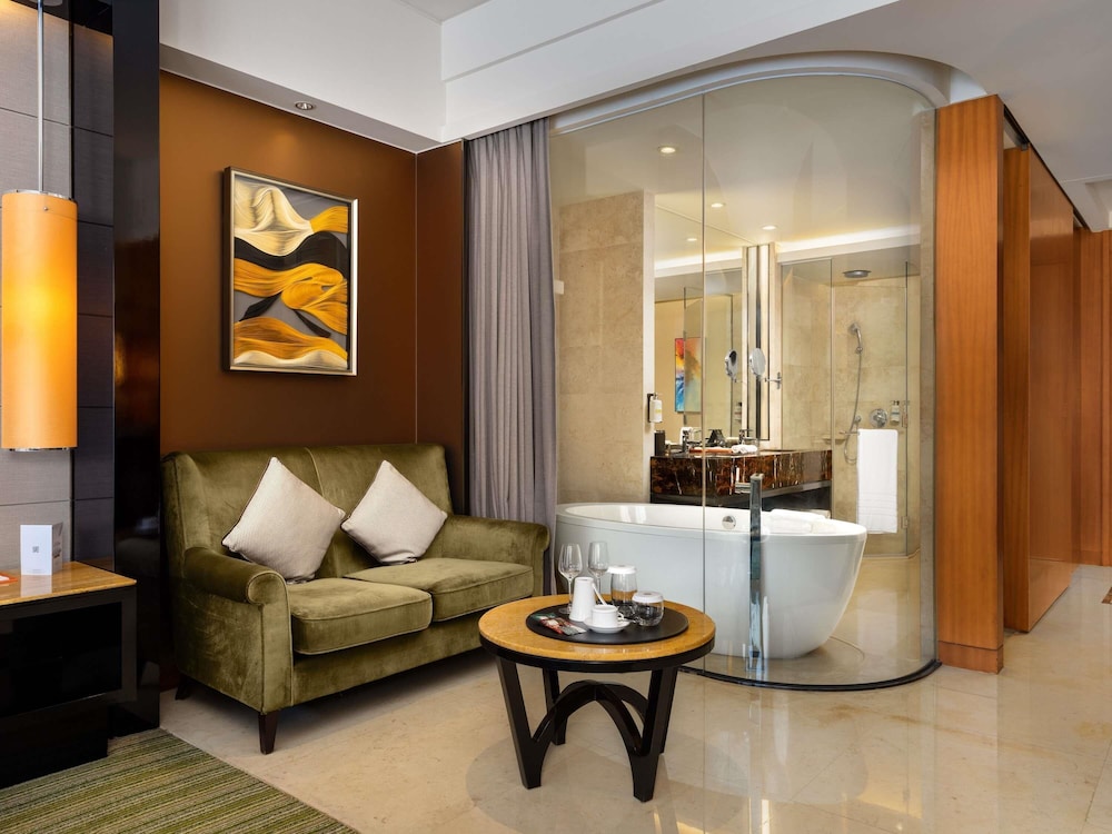 Habitación Deluxe con 1 cama king size del hotel Pullman Dongguan Changan. Foto 5