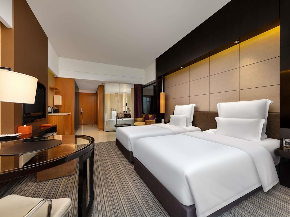 Habitación Deluxe con 2 camas individuales del hotel Pullman Dongguan Changan. Foto 5