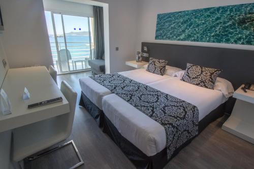 Habitación Triple con vistas al mar del hotel BG Nautico Ebeso. Foto 1