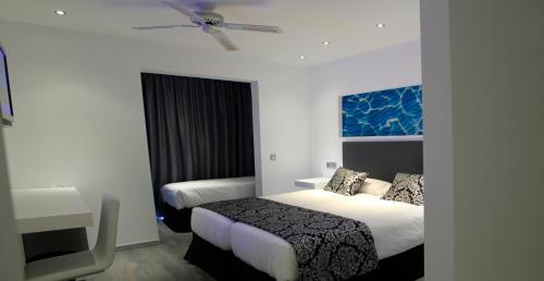 Habitación Triple con vistas al mar del hotel BG Nautico Ebeso. Foto 4