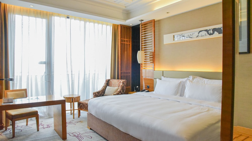 Habitación Ejecutiva, acceso al salón, 1 cama King Size, balcón privado del hotel Pullman Foshan Shunde. Foto 1