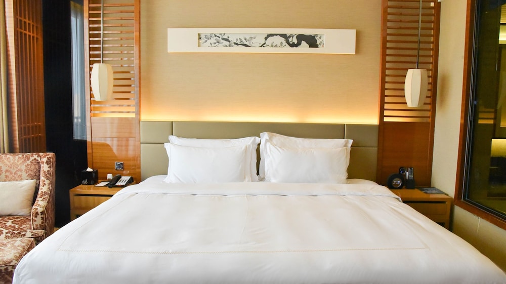 Habitación Ejecutiva, acceso al salón, 1 cama King Size, balcón privado del hotel Pullman Foshan Shunde. Foto 2