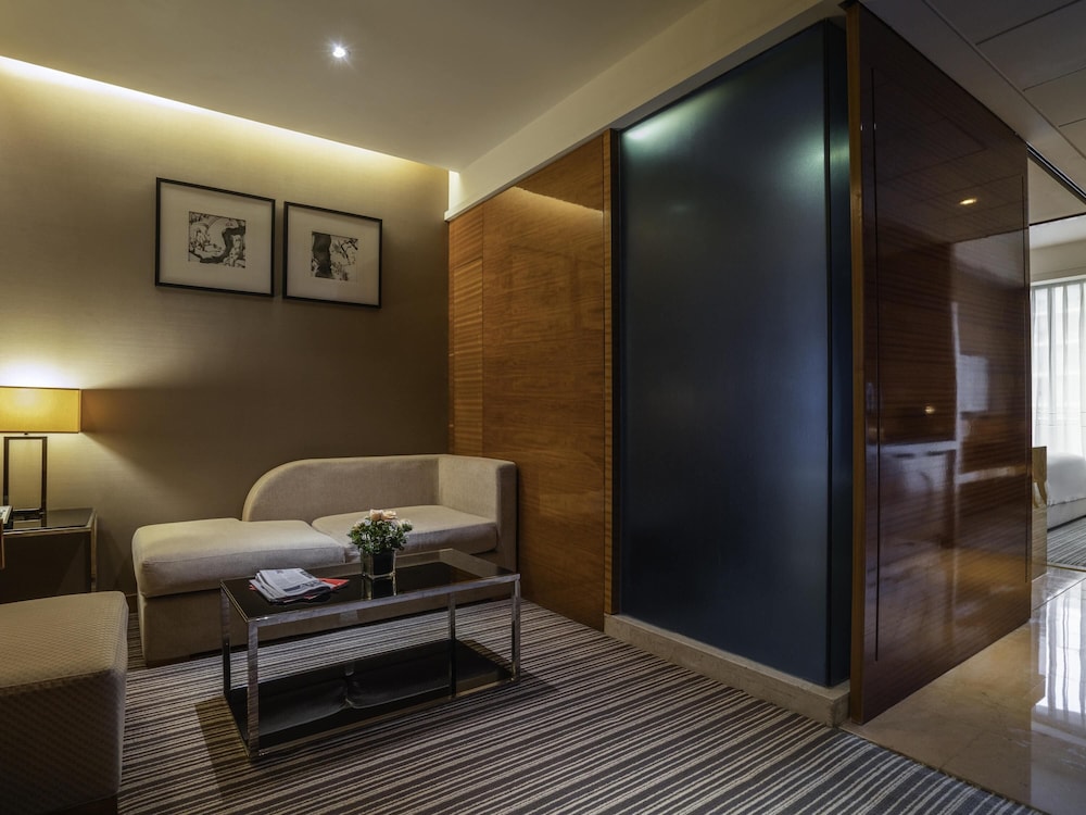 Habitación Ejecutiva, acceso al salón, 1 cama King Size, balcón privado del hotel Pullman Foshan Shunde. Foto 3