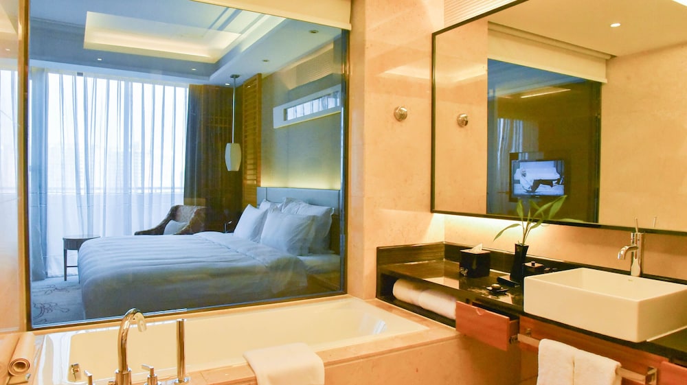 Habitación Ejecutiva, acceso al salón, 1 cama King Size, balcón privado del hotel Pullman Foshan Shunde. Foto 4