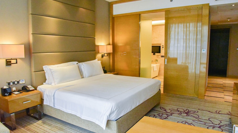 Suite Superior, acceso al salón, 1 cama King Size del hotel Pullman Foshan Shunde. Foto 1