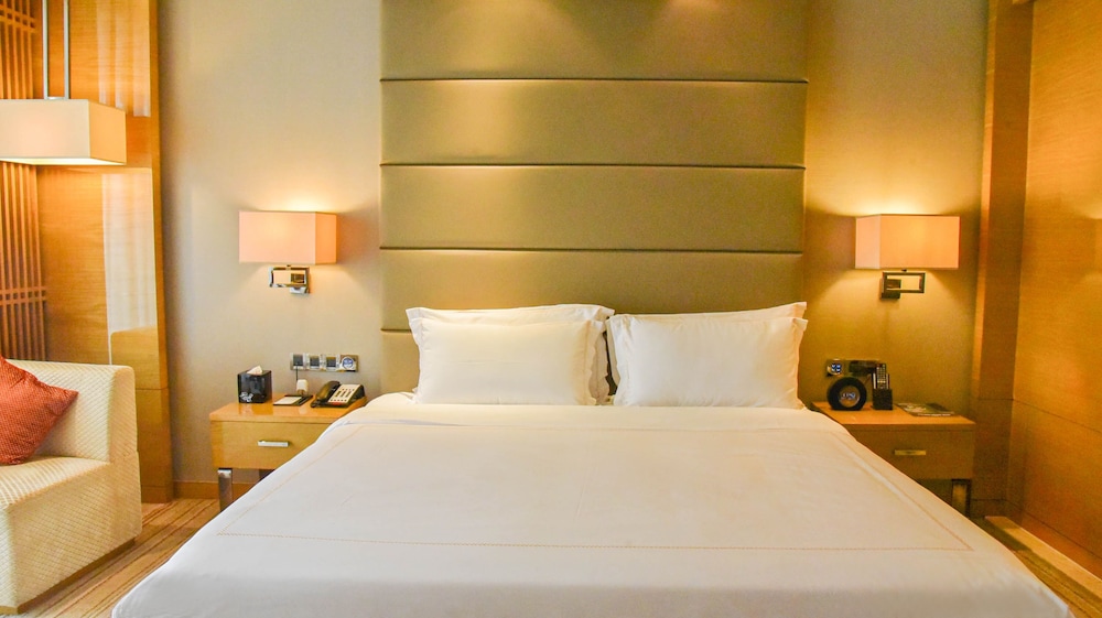 Suite Superior, acceso al salón, 1 cama King Size del hotel Pullman Foshan Shunde. Foto 2