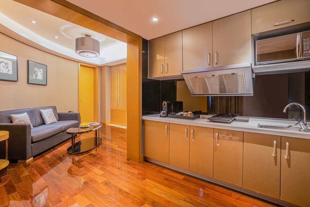 Suite Superior, acceso al salón, 1 cama King Size del hotel Pullman Foshan Shunde. Foto 5
