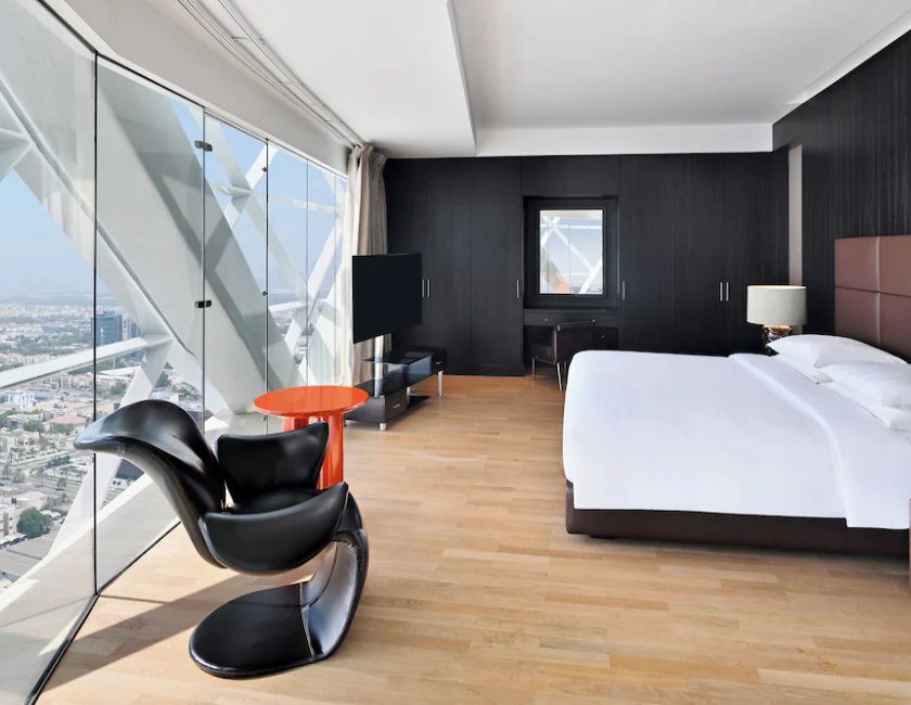Suite (Andaz) del hotel Andaz Capital Gate Abu Dhabi – A Concept By Hyatt. Foto 1