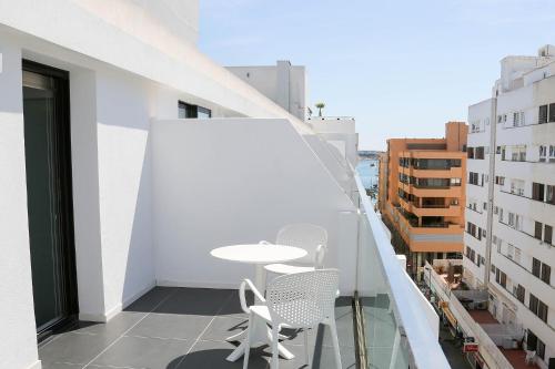 Habitación Doble Deluxe con terraza del hotel Eurostars Puerto de Ibiza