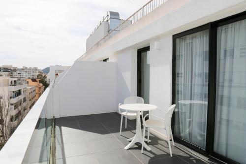 Habitación Doble Deluxe con terraza del hotel Eurostars Puerto de Ibiza. Foto 1
