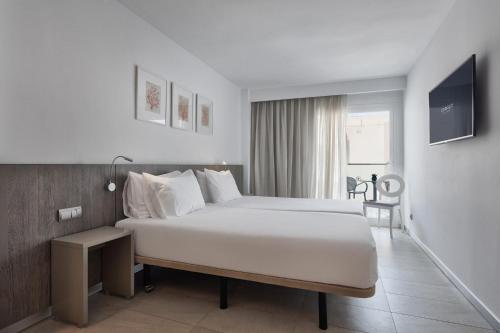 Habitación Doble Deluxe con terraza del hotel Eurostars Puerto de Ibiza. Foto 4