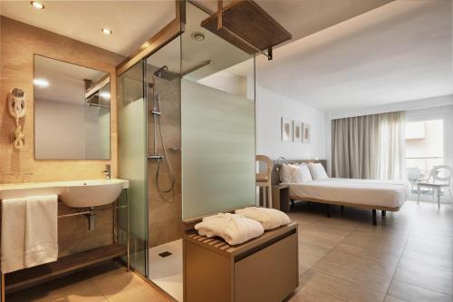 Habitación Doble Deluxe con terraza del hotel Eurostars Puerto de Ibiza. Foto 5