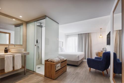 Habitación Doble Deluxe con terraza del hotel Eurostars Puerto de Ibiza. Foto 6