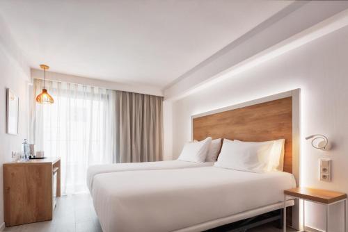 Habitación Doble Deluxe del hotel Eurostars Puerto de Ibiza. Foto 1