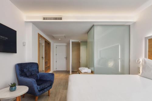 Habitación Doble Deluxe del hotel Eurostars Puerto de Ibiza. Foto 3