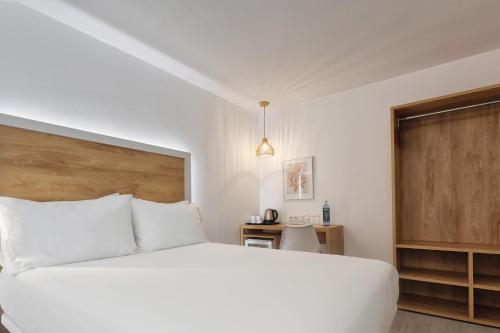Habitación Doble Deluxe del hotel Eurostars Puerto de Ibiza. Foto 4