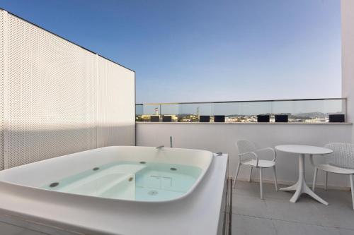 Suite Presidencial con bañera de hidromasaje al aire libre del hotel Eurostars Puerto de Ibiza. Foto 4
