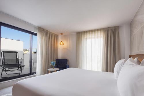 Suite Presidencial con bañera de hidromasaje al aire libre del hotel Eurostars Puerto de Ibiza. Foto 5