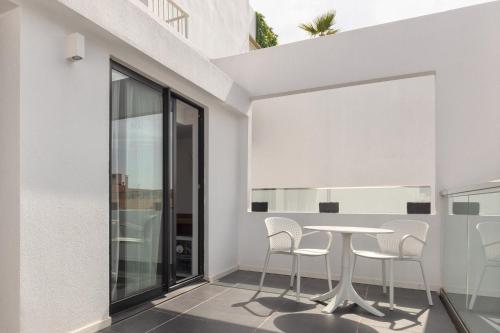 Suite con terraza del hotel Eurostars Puerto de Ibiza