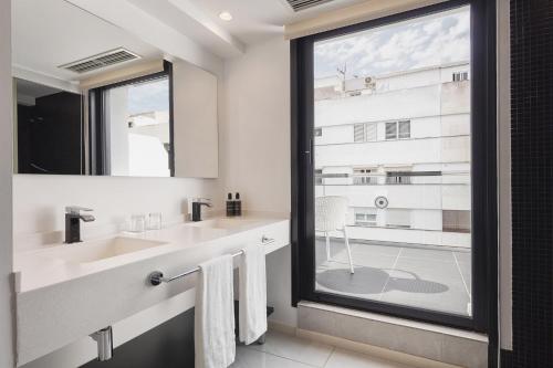 Suite con terraza del hotel Eurostars Puerto de Ibiza. Foto 4