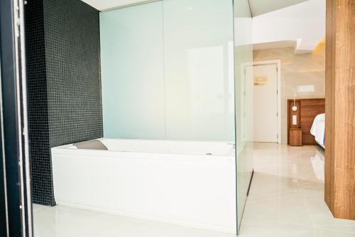 Suite Junior con bañera de hidromasaje al aire libre del hotel Eurostars Puerto de Ibiza
