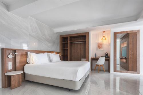 Suite Junior con bañera de hidromasaje al aire libre del hotel Eurostars Puerto de Ibiza. Foto 4