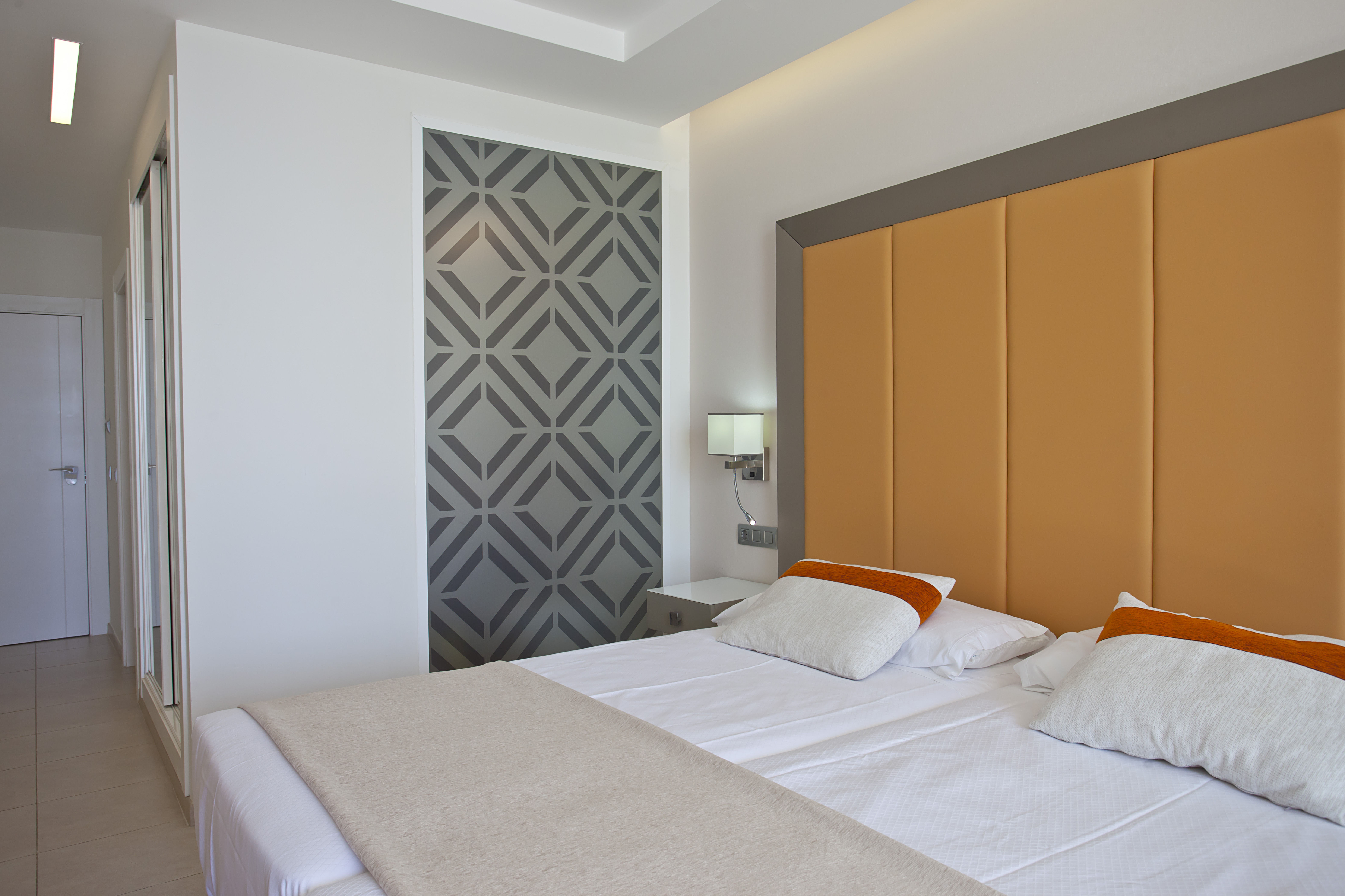 Élite vista montaña con terraza y bañera hidromasaje del hotel Torre Del Mar. Foto 1