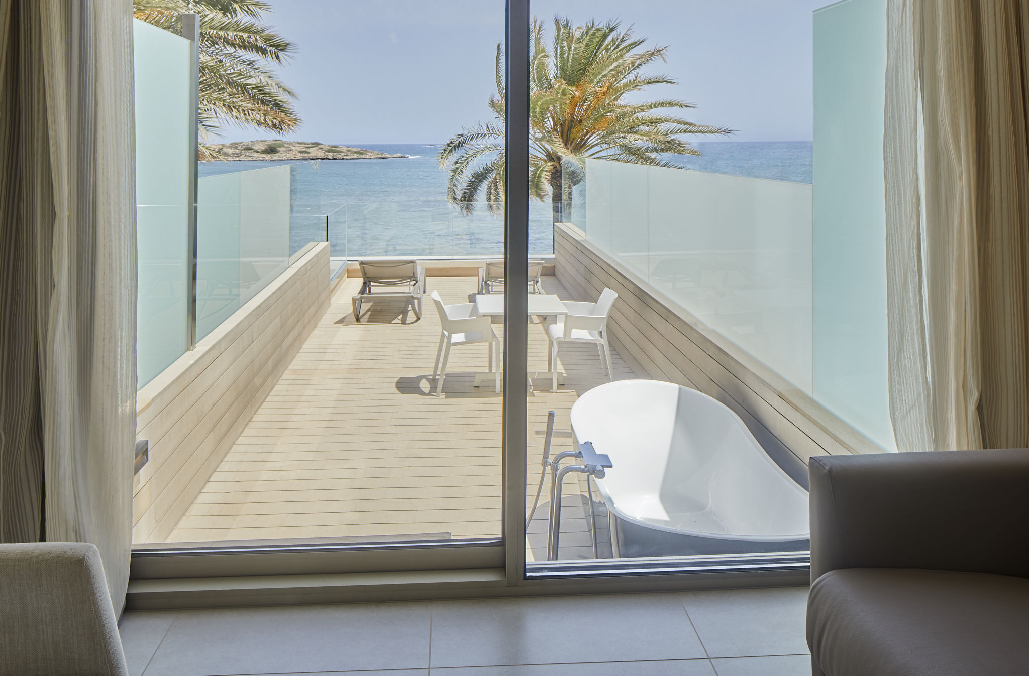 Premium vista mar, terraza y bañera hidromasaje del hotel Torre Del Mar. Foto 3