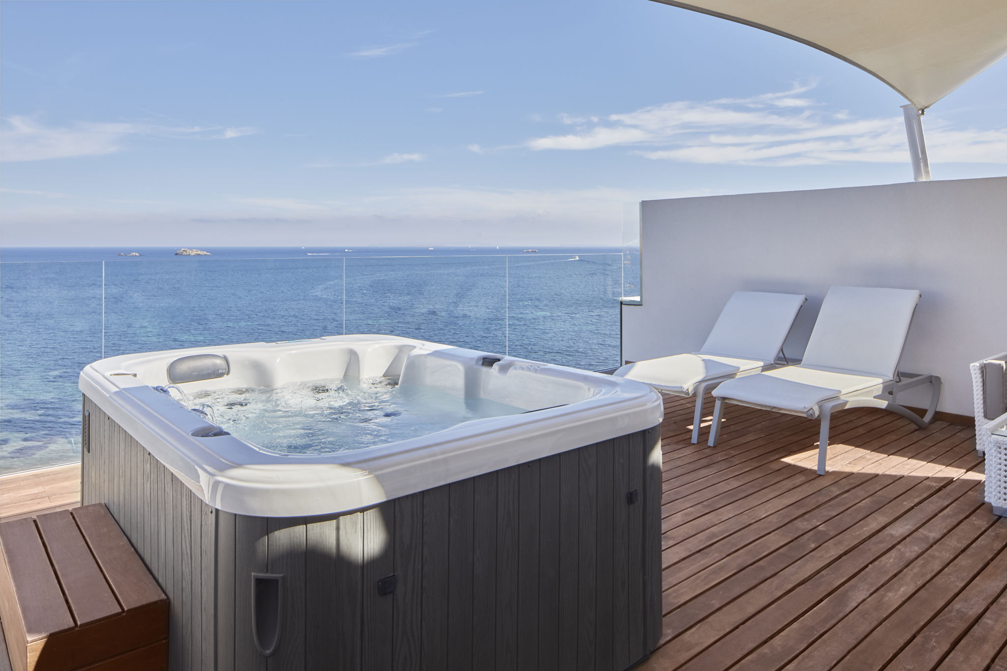 Suite Penthouse vista mar panorámica, terraza y bañera hidromasaje del hotel Torre Del Mar. Foto 1