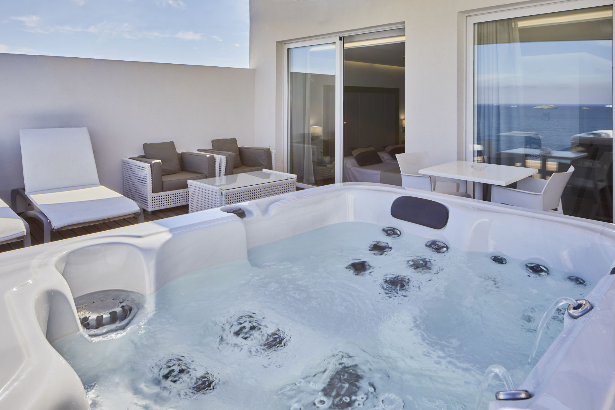 Suite Penthouse vista mar panorámica, terraza y bañera hidromasaje del hotel Torre Del Mar. Foto 2