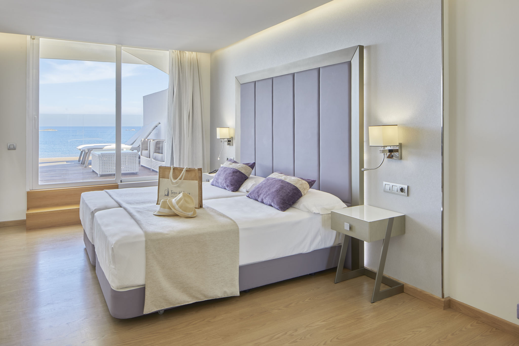 Suite Penthouse vista mar panorámica, terraza y bañera hidromasaje del hotel Torre Del Mar. Foto 3