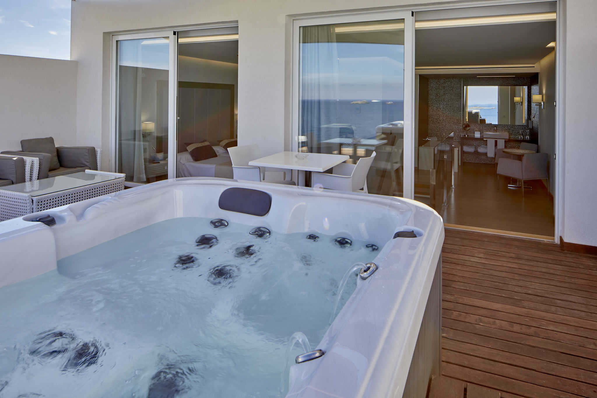 Suite Penthouse vista mar panorámica, terraza y bañera hidromasaje del hotel Torre Del Mar. Foto 4