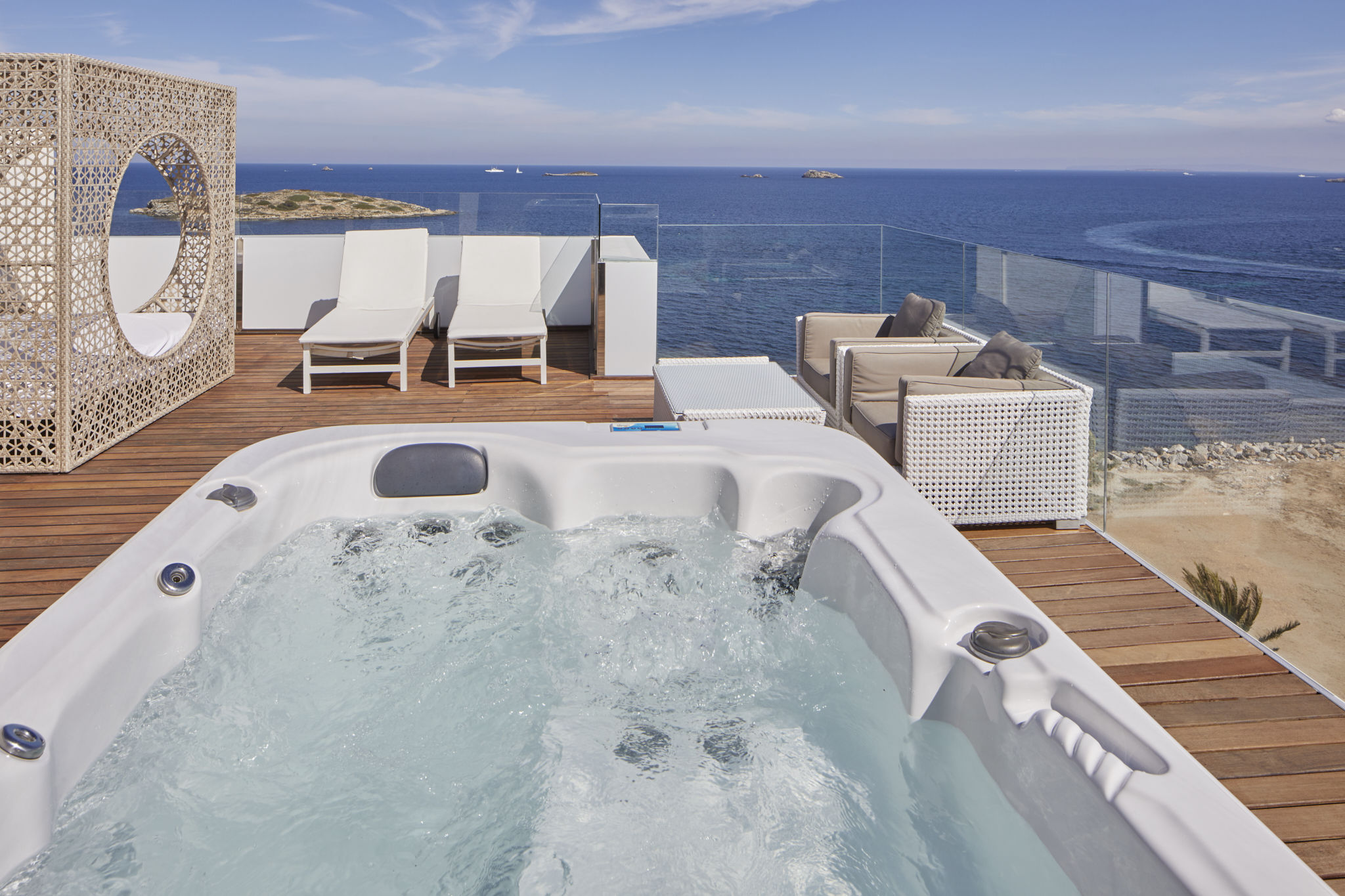 Grand Suite vista mar panorámica, terraza y bañera hidromasaje del hotel Torre Del Mar