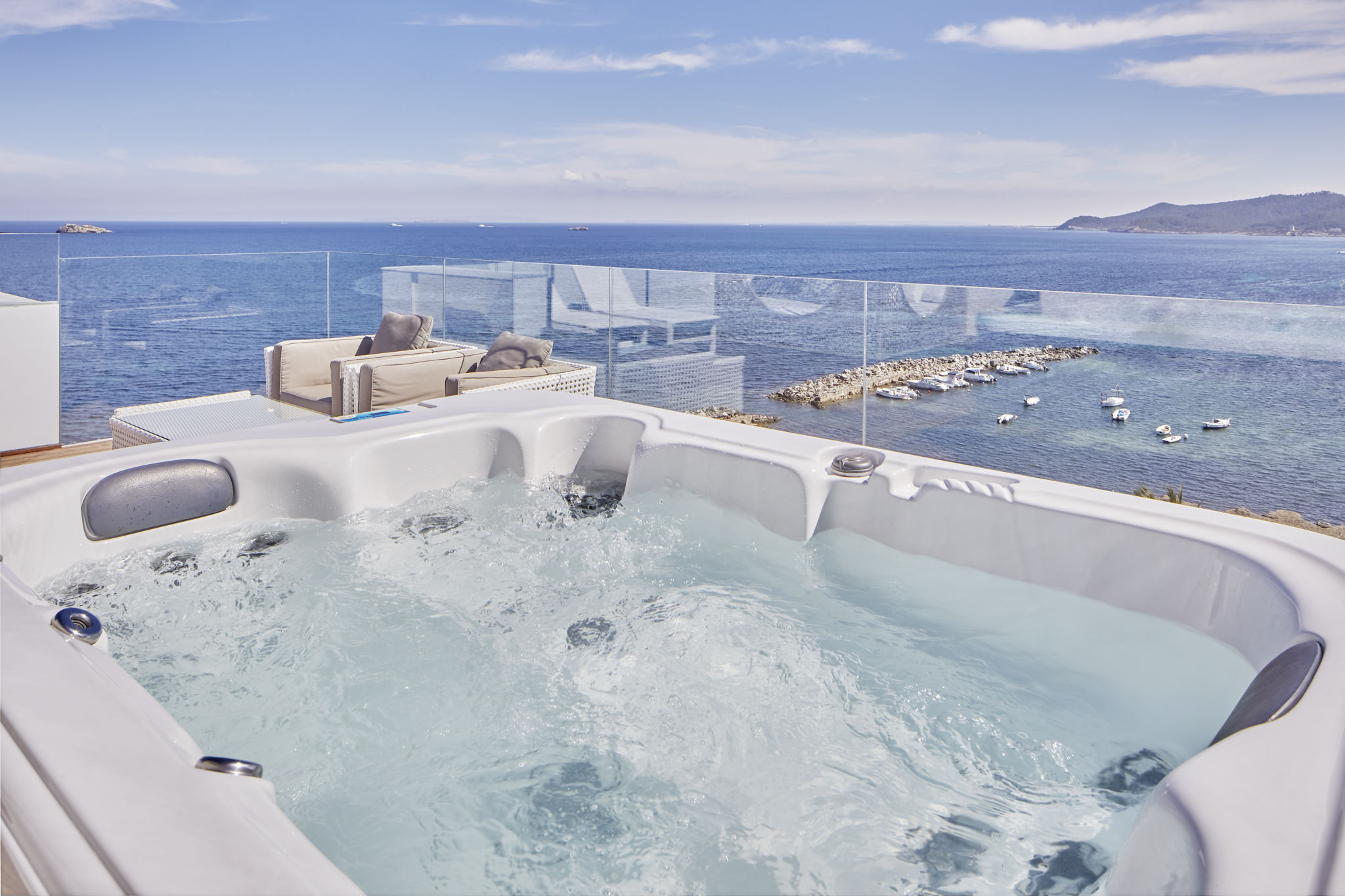 Grand Suite vista mar panorámica, terraza y bañera hidromasaje del hotel Torre Del Mar. Foto 1