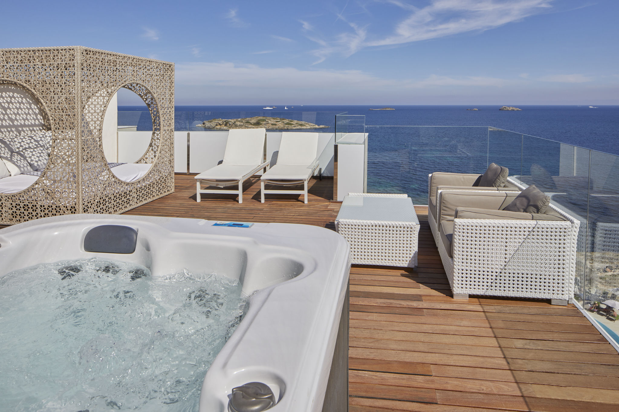 Grand Suite vista mar panorámica, terraza y bañera hidromasaje del hotel Torre Del Mar. Foto 2