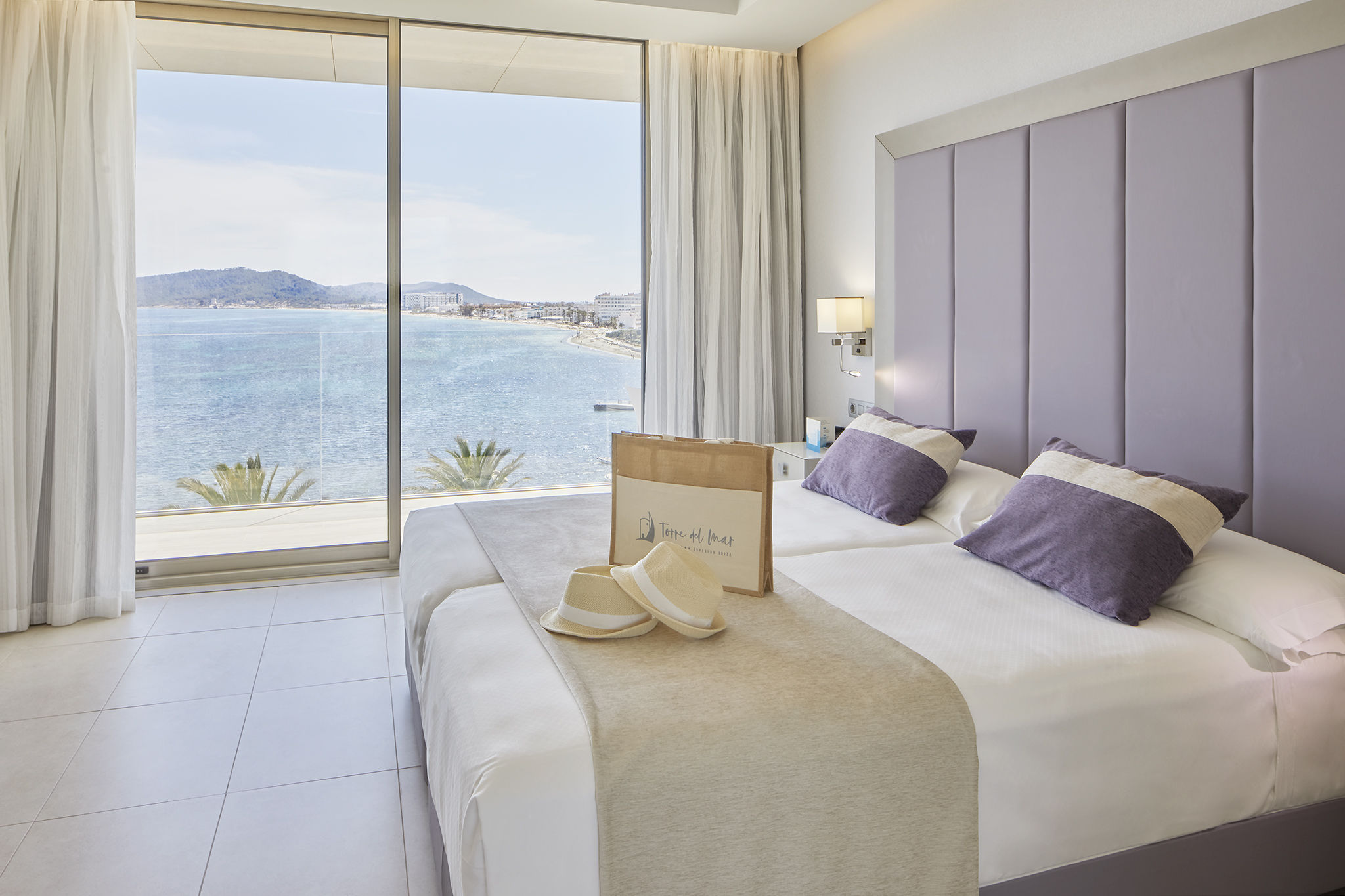 Grand Suite vista mar panorámica, terraza y bañera hidromasaje del hotel Torre Del Mar. Foto 3