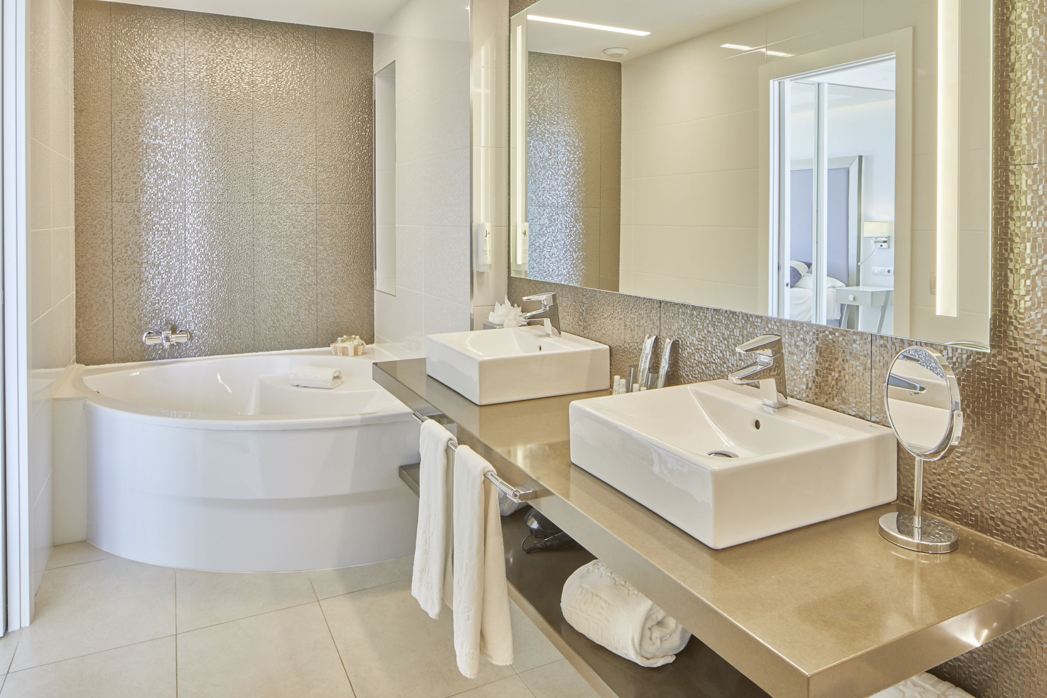 Grand Suite vista mar panorámica, terraza y bañera hidromasaje del hotel Torre Del Mar. Foto 5