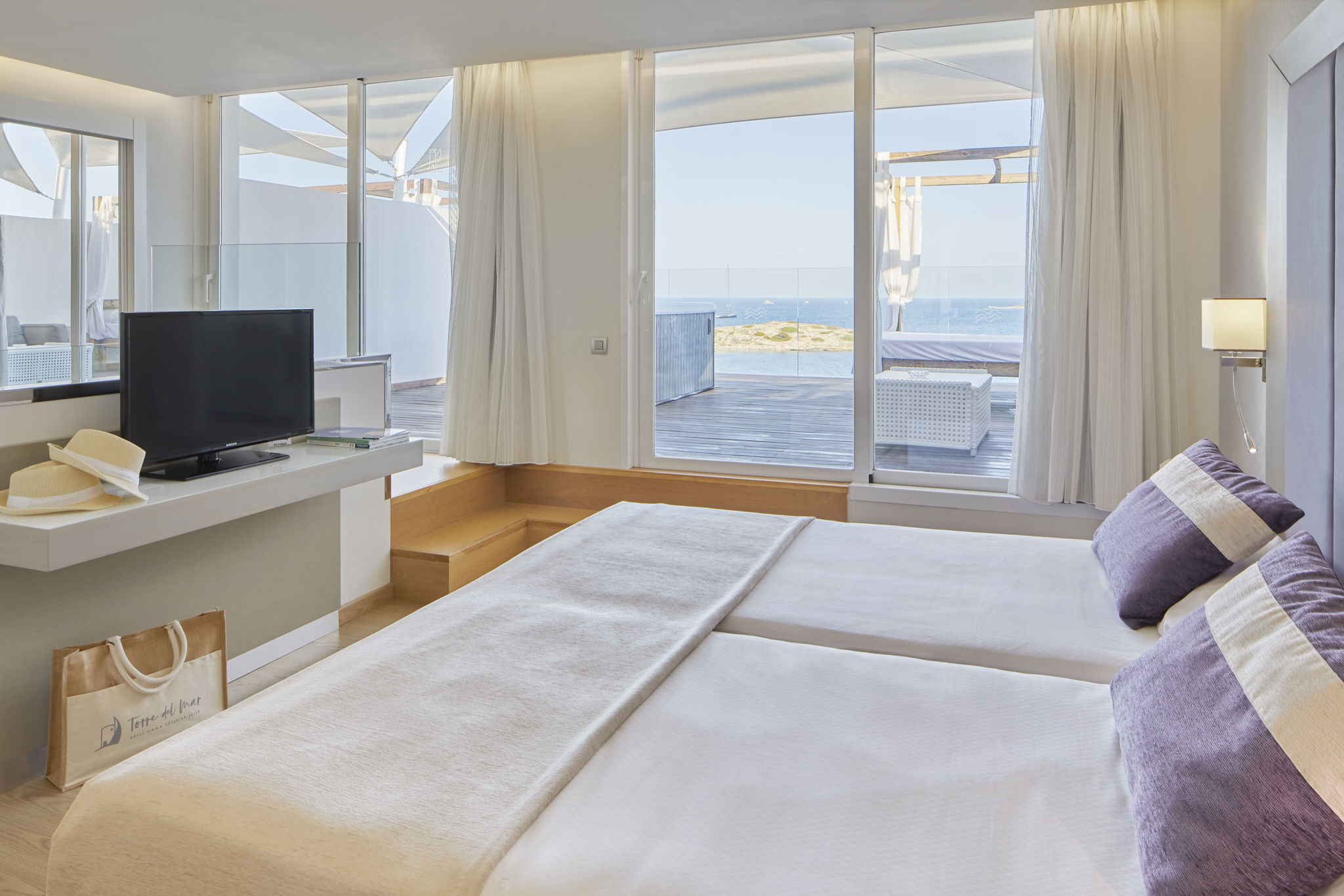 Suite Duplex vista mar panorámica, terraza y bañera hidromasaje del hotel Torre Del Mar