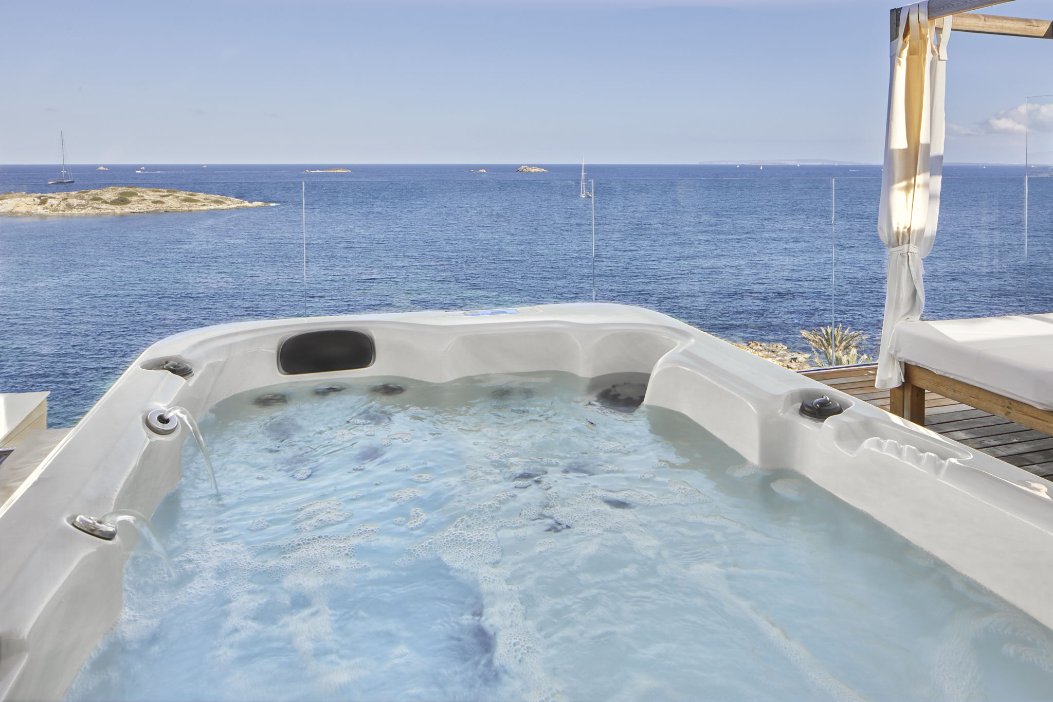 Suite Duplex vista mar panorámica, terraza y bañera hidromasaje del hotel Torre Del Mar. Foto 1