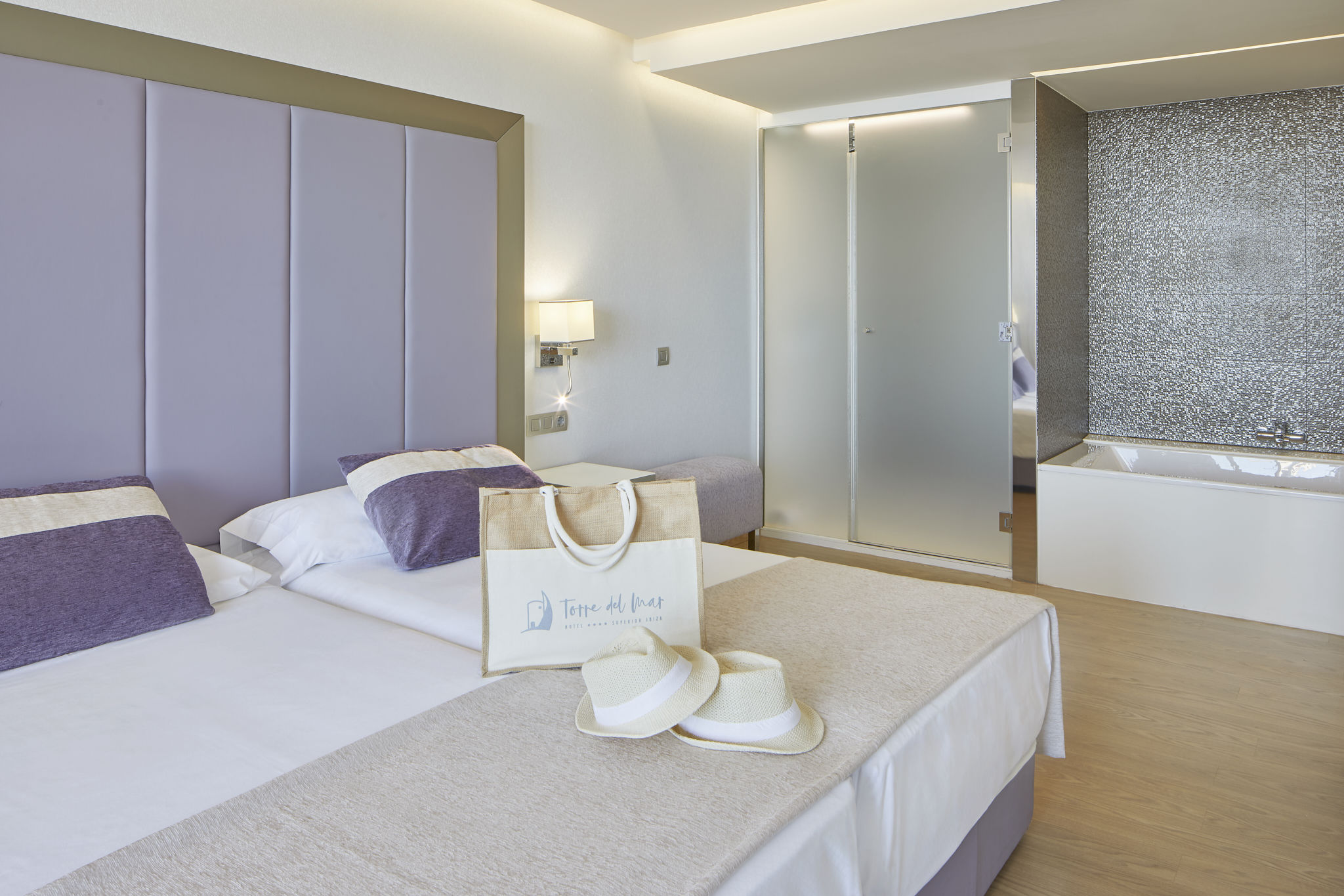 Suite Duplex vista mar panorámica, terraza y bañera hidromasaje del hotel Torre Del Mar. Foto 2