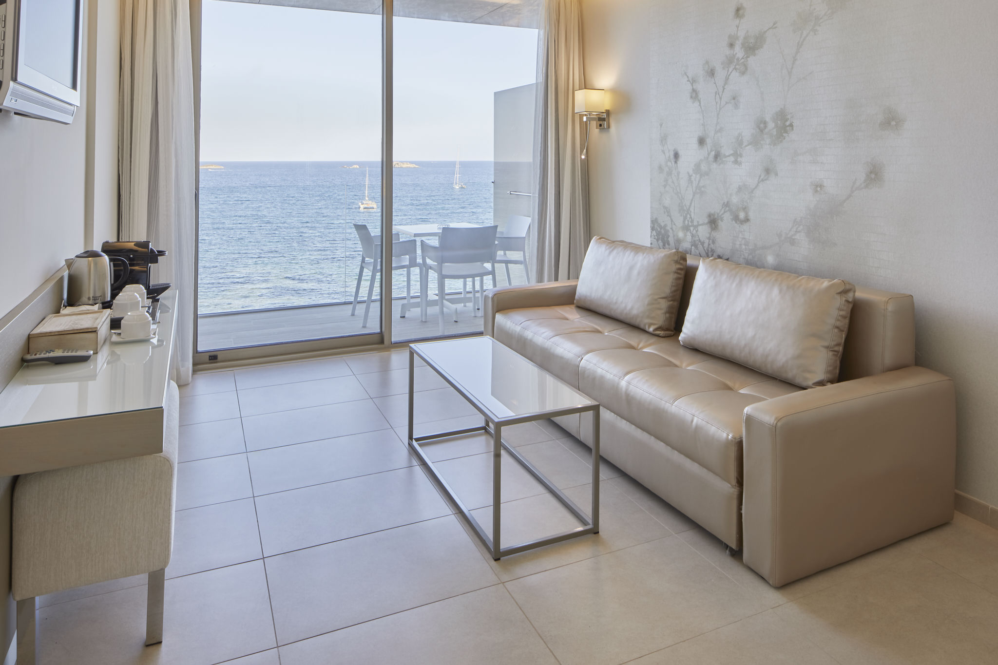 Suite Duplex vista mar panorámica, terraza y bañera hidromasaje del hotel Torre Del Mar. Foto 3