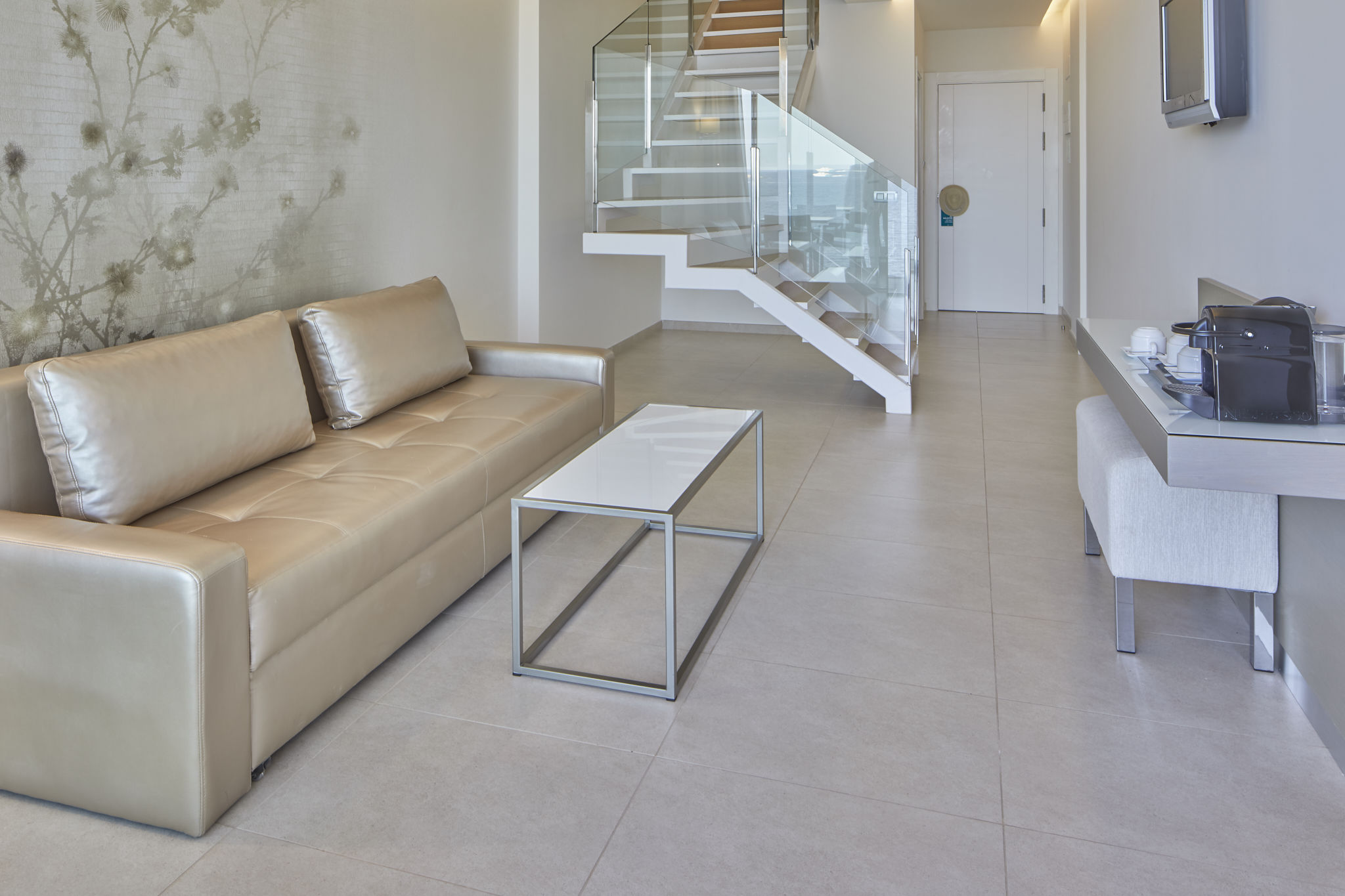 Suite Duplex vista mar panorámica, terraza y bañera hidromasaje del hotel Torre Del Mar. Foto 4