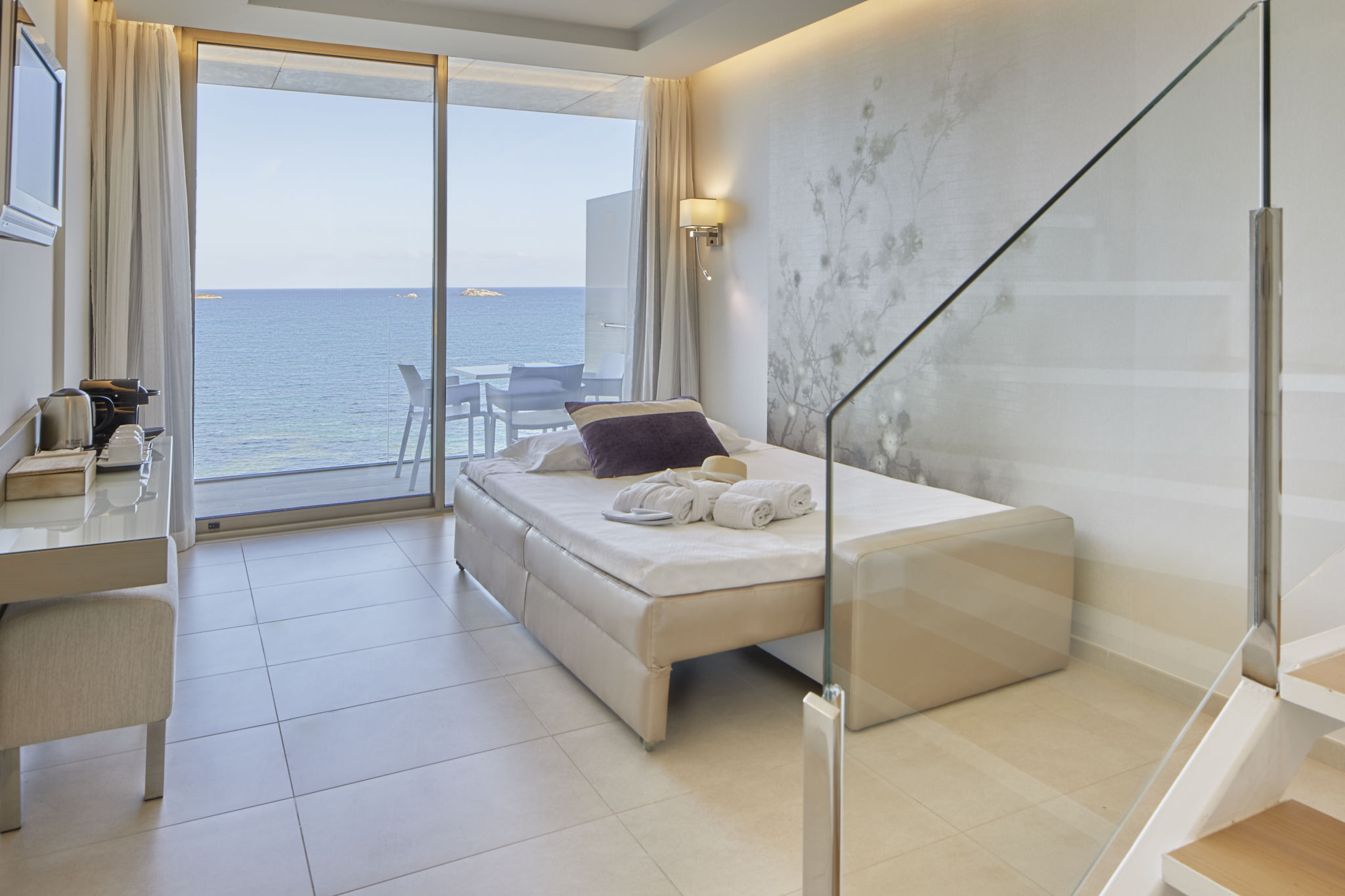 Suite Duplex vista mar panorámica, terraza y bañera hidromasaje del hotel Torre Del Mar. Foto 5